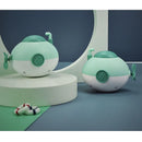 Bebê toma banho e brinca na água, submarino, enrolando corrente de animais, brincando no banheiro, brinquedos infantis