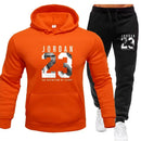 O moletom com capuz é um conjunto masculino para a Primavera de 2025 e um conjunto feminino para roupas esportivas femininas, com capuz e calças de moletom.