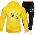 O moletom com capuz é um conjunto masculino para a Primavera de 2025 e um conjunto feminino para roupas esportivas femininas, com capuz e calças de moletom.