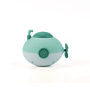 Bebê toma banho e brinca na água, submarino, enrolando corrente de animais, brincando no banheiro, brinquedos infantis