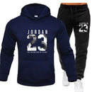 O moletom com capuz é um conjunto masculino para a Primavera de 2025 e um conjunto feminino para roupas esportivas femininas, com capuz e calças de moletom.