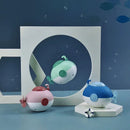 Bebê toma banho e brinca na água, submarino, enrolando corrente de animais, brincando no banheiro, brinquedos infantis